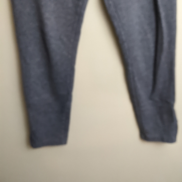 Vineyard Vines gray sweatpants w/ zipper pockets - Picture 4 of 9